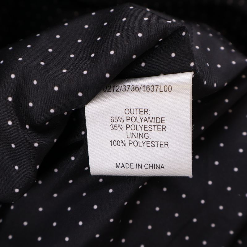 Närbild på materiallapp med polyamid och polyester