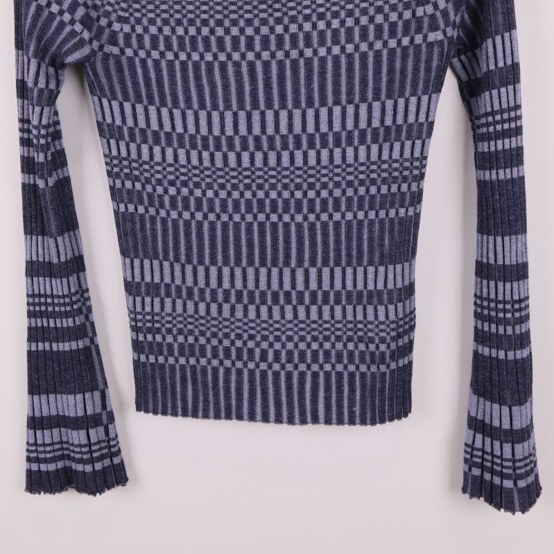 Närbild på toppens nederkant och ärmar