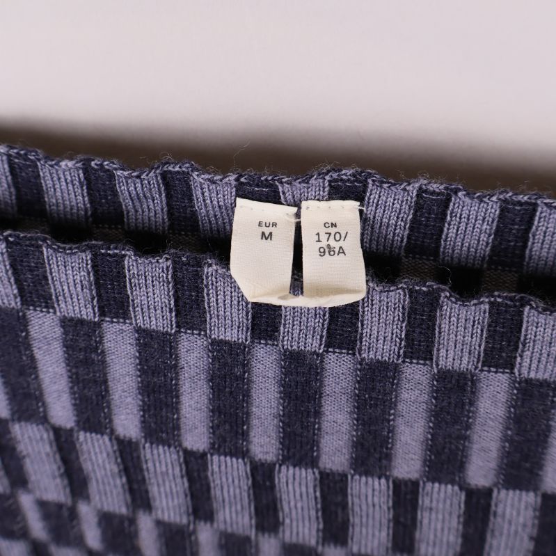 Storleksetikett M på toppens insida