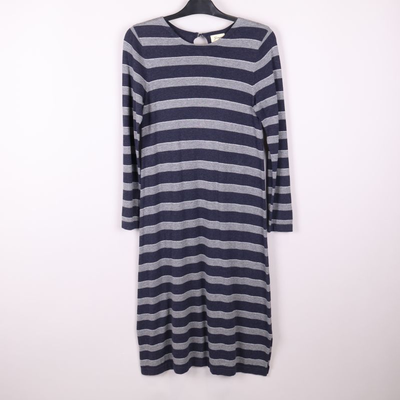 Randig trikåklänning med långa ärmar och rund hals