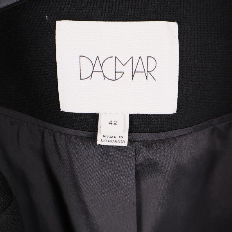 Närbild på Dagmarloggan och storlekslapp 42