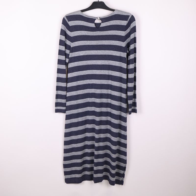 Randig trikåklänning visad bakifrån