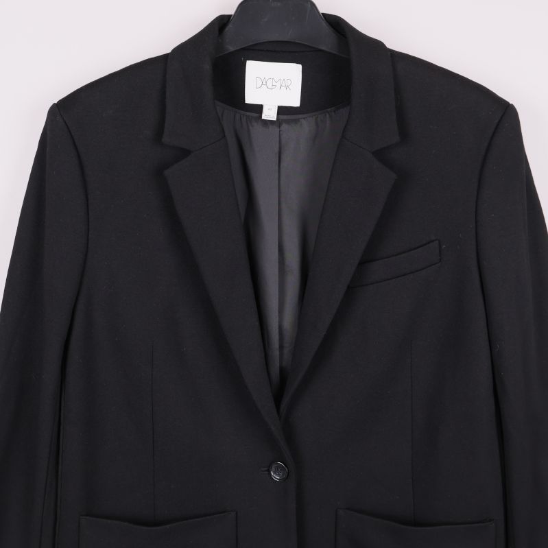 Övre del av svart kavaj med slag och ficka