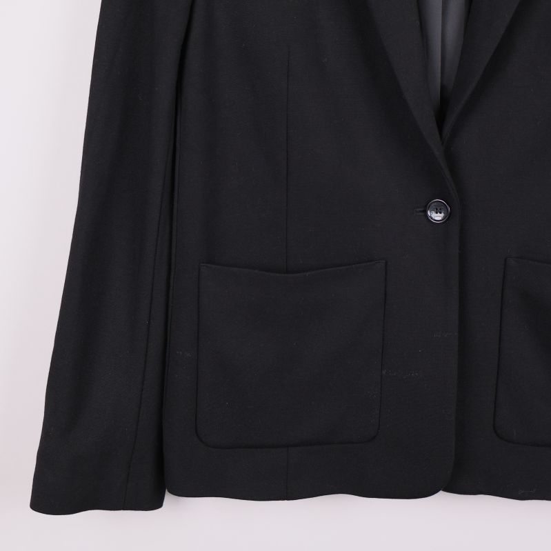 Nedre del fram på svart kavaj med öppen ficka