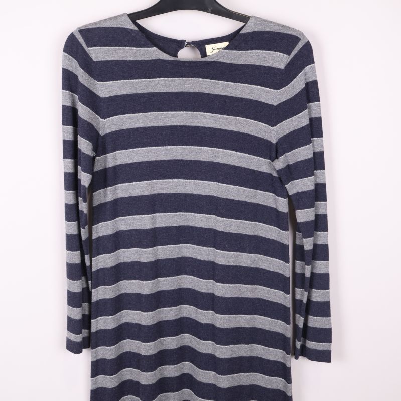 Närbild på överdelen av randig klänning