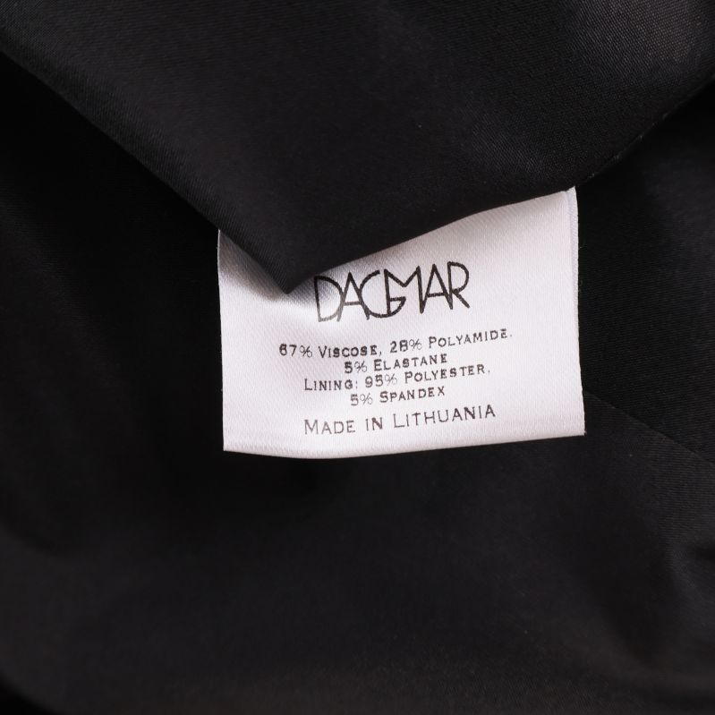 Materiallapp visar 67% viskos 28% polyamid 5% elastan