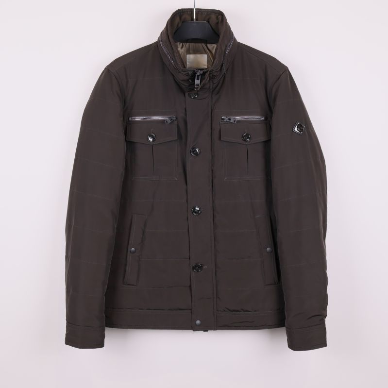 Vadderad mörk jacka hängandes framifrån med knappar och fickor