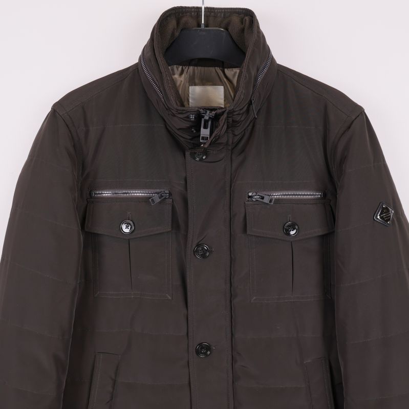 Jackans överdel och fickor syns tydligt framifrån