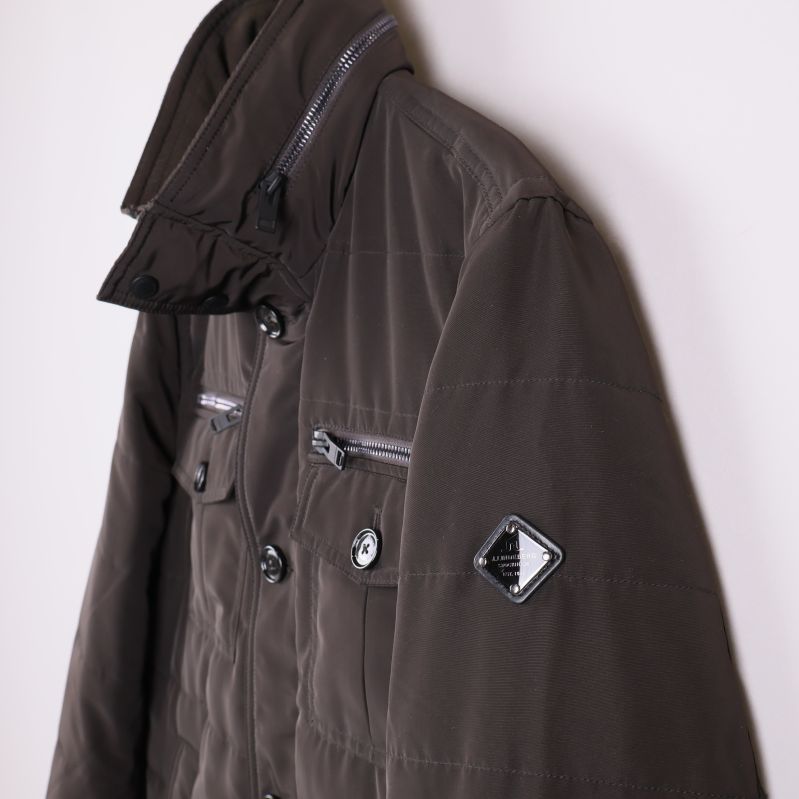 Närbild på jackans överdel och ärmemblem