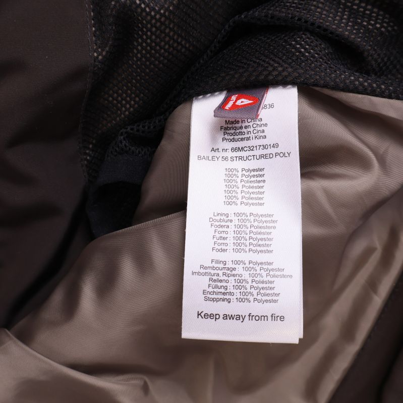 Materiallapp med information om polyesterinnehåll på insidan av jackan