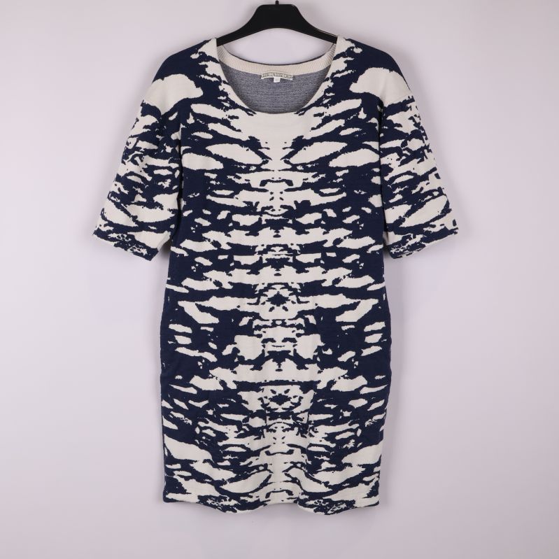 Framsida av stickad klänning med marinblått grafiskt mönster