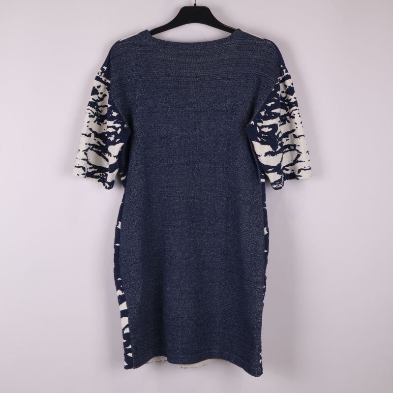 Baksidan av klänningen med helfärgad marinblå yta