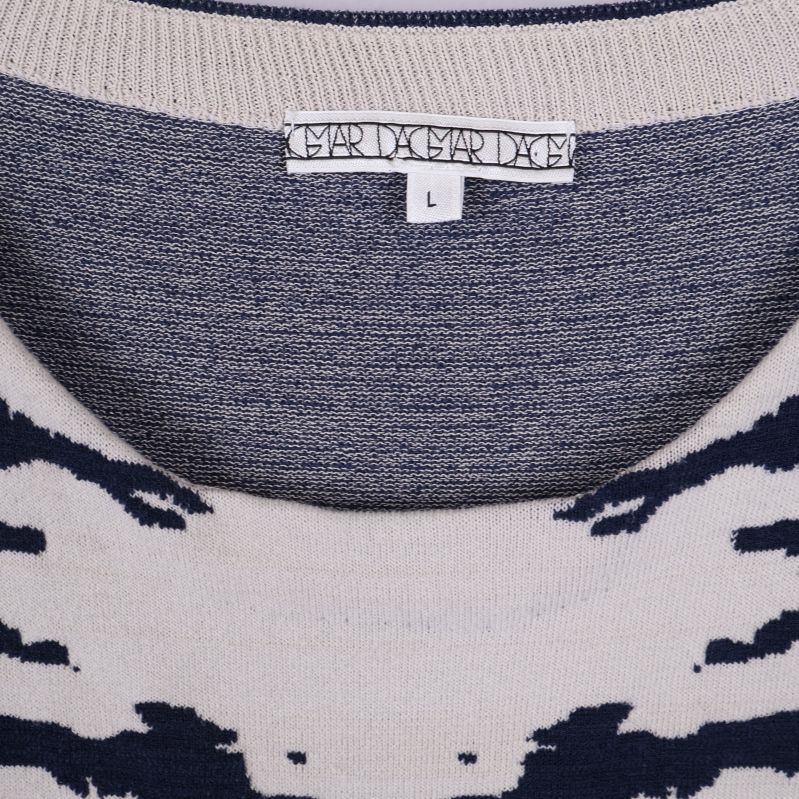 Närbild på märkesetikett från Dagmar vid halsen