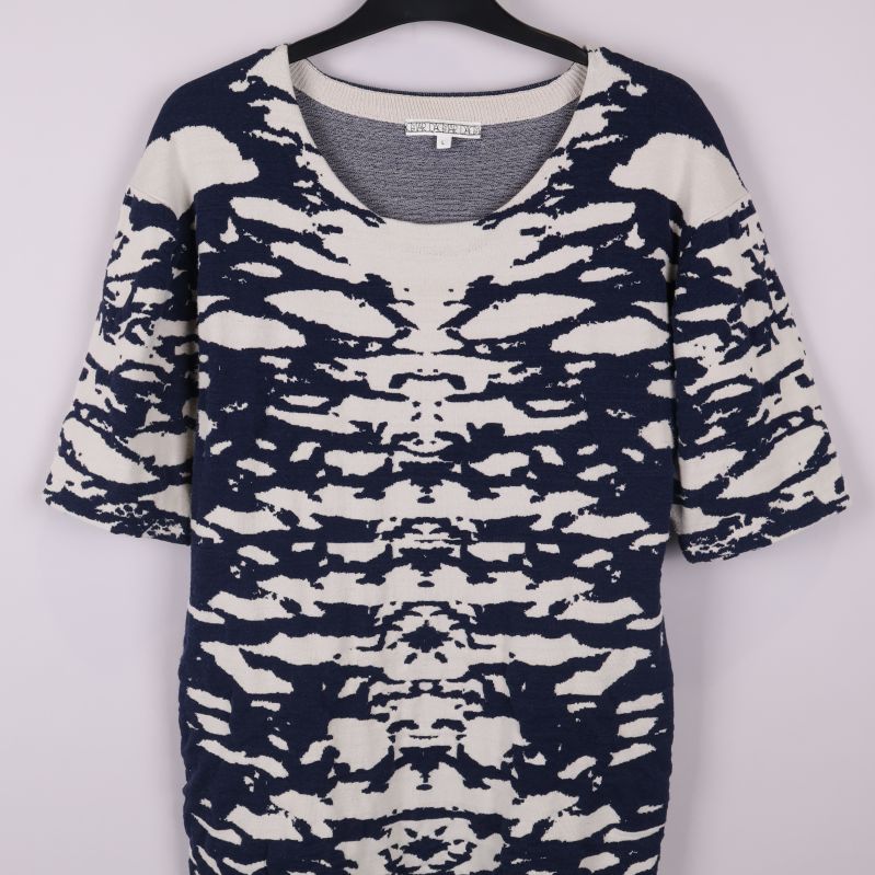 Överdel och ärmar på stickad klänning i blått och vitt