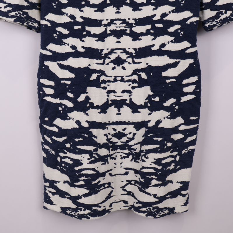 Närbild på nedre del av klänningens grafiska mönster