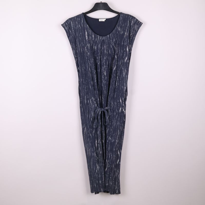 Mönstrad klänning i helfigur framifrån