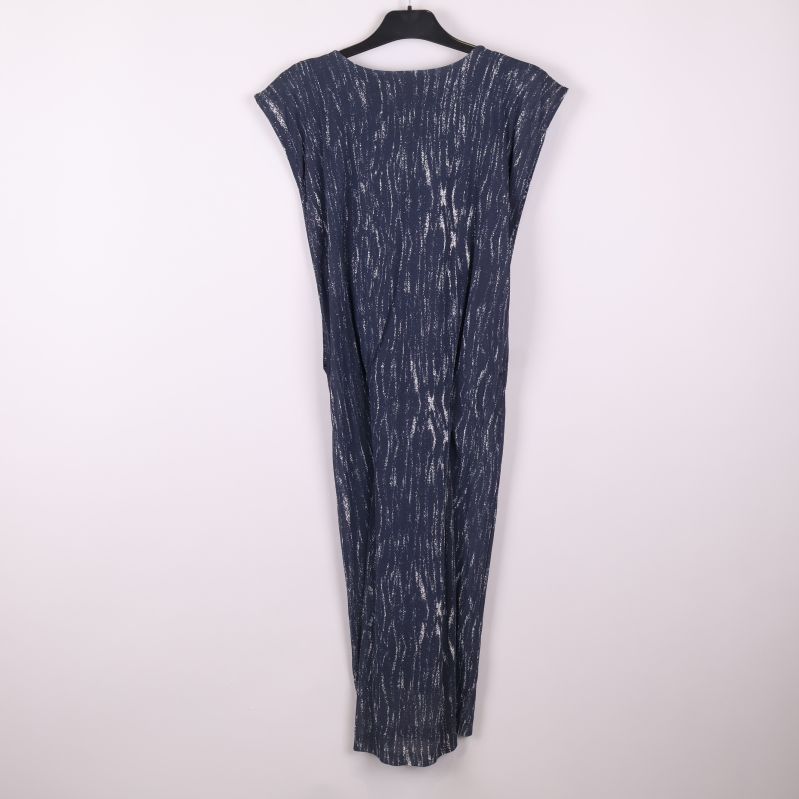 Mönstrad klänning i helfigur bakifrån 