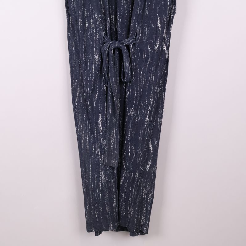 Närbild på knytband i midjan på klänning