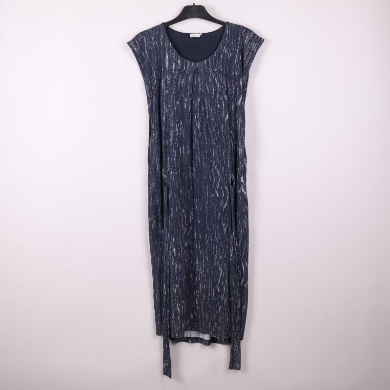 Framsidan av mönstrad klänning med långa knytband