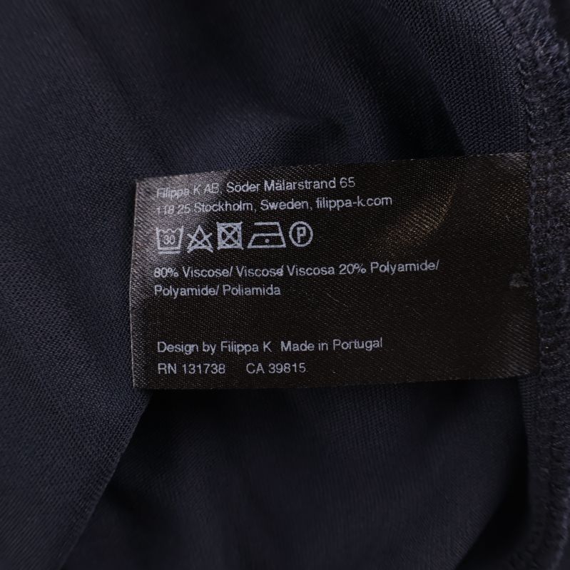 Material- och skötselråd på svart etikett inuti klänningen