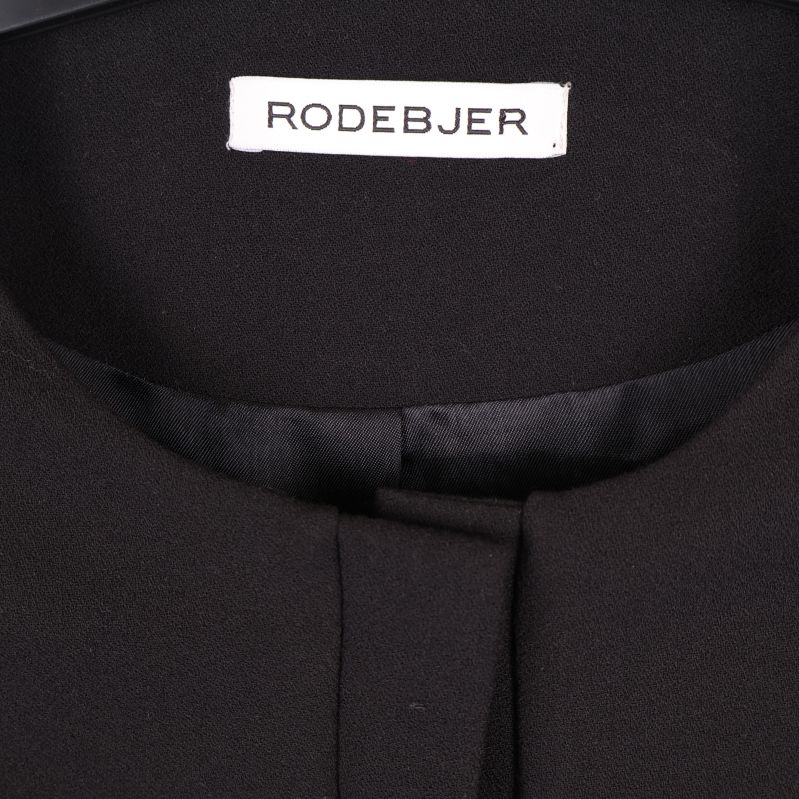 Närbild på Rodebjer-logga i halsen