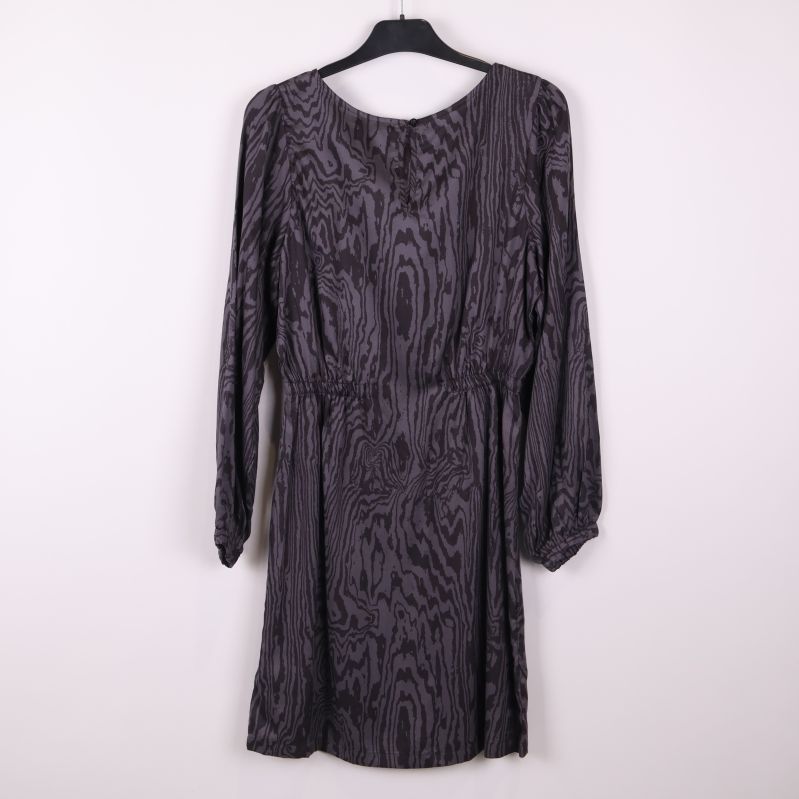 Klänning med långt ärm och mönster på galge bakifrån