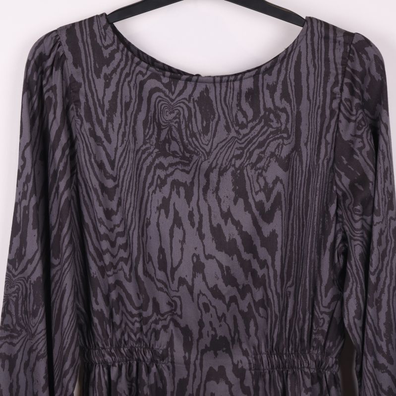 Närbild på klänningens övre del och mönstrad struktur