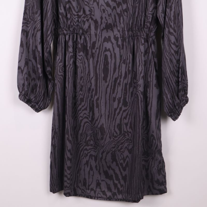 Närbild på klännings nederdel med tydligt mönster