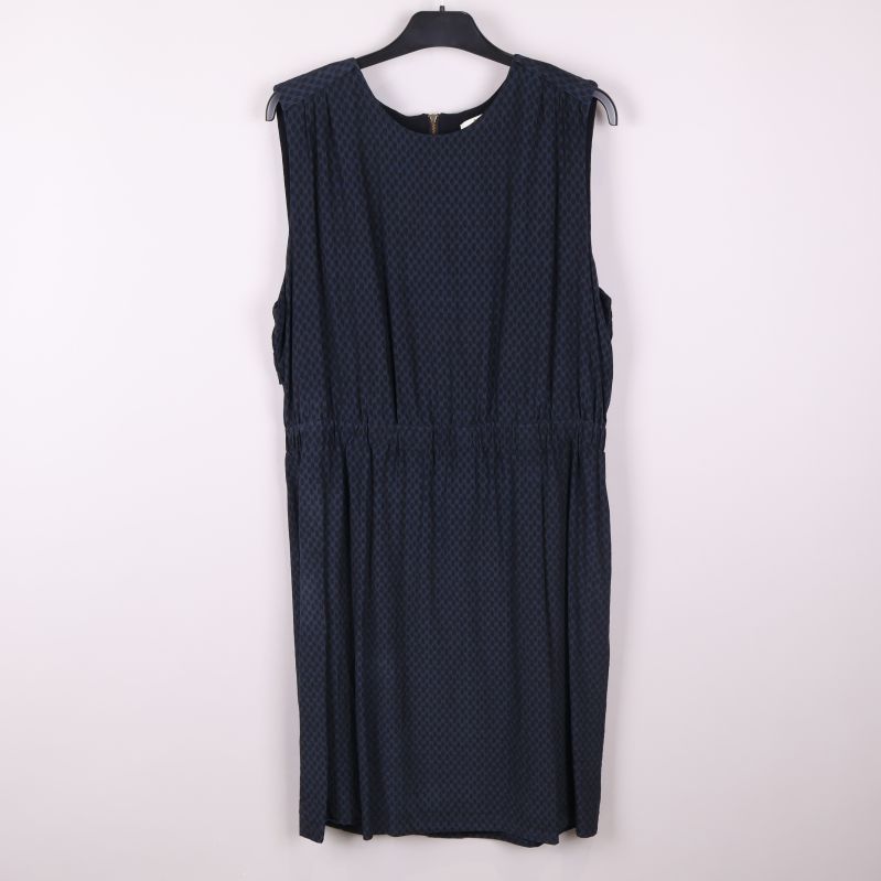 Framsida av ärmlös mörkblå klänning på galge