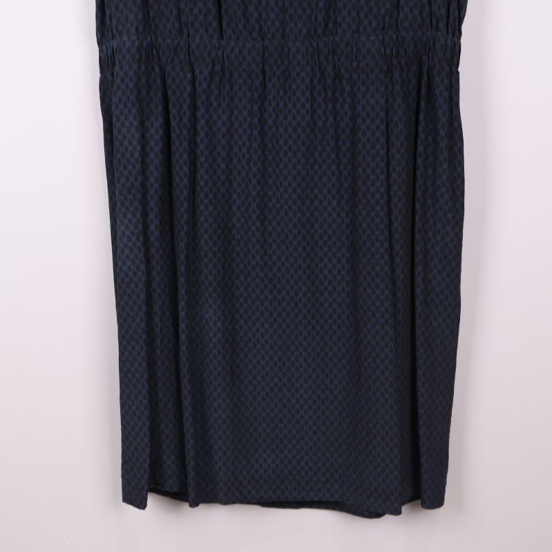 Nederdelen av blåmönstrad ärmlös klänning