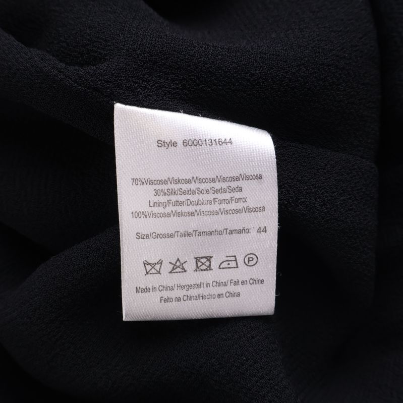 Materiallapp i klänningen med materialinformation