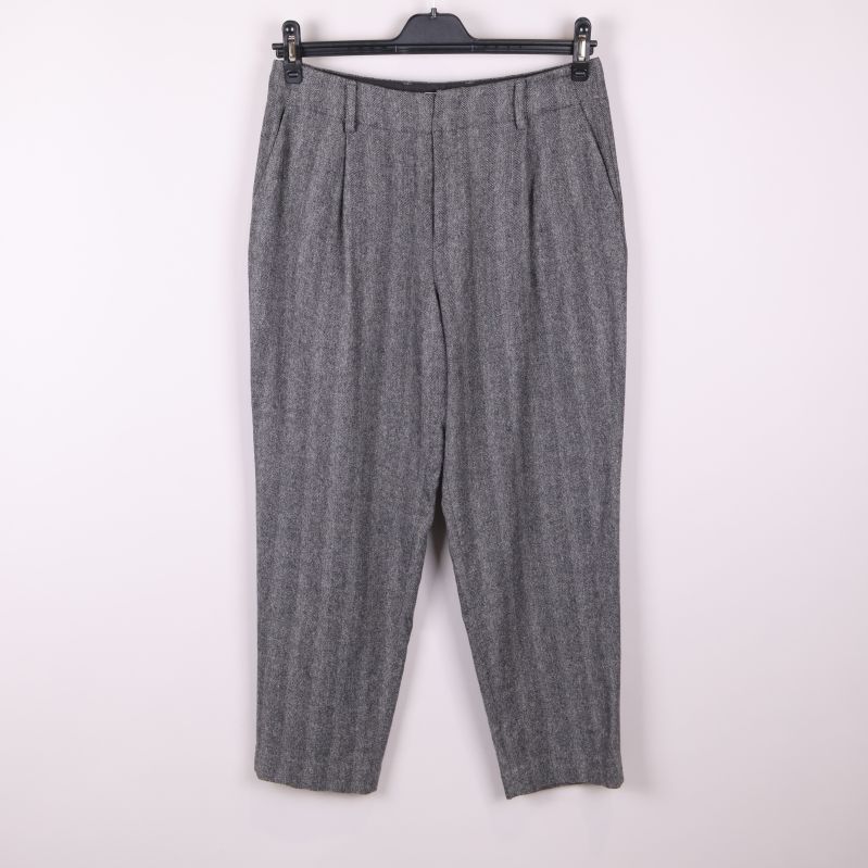 Framsidan av grå randiga kostymbyxor 