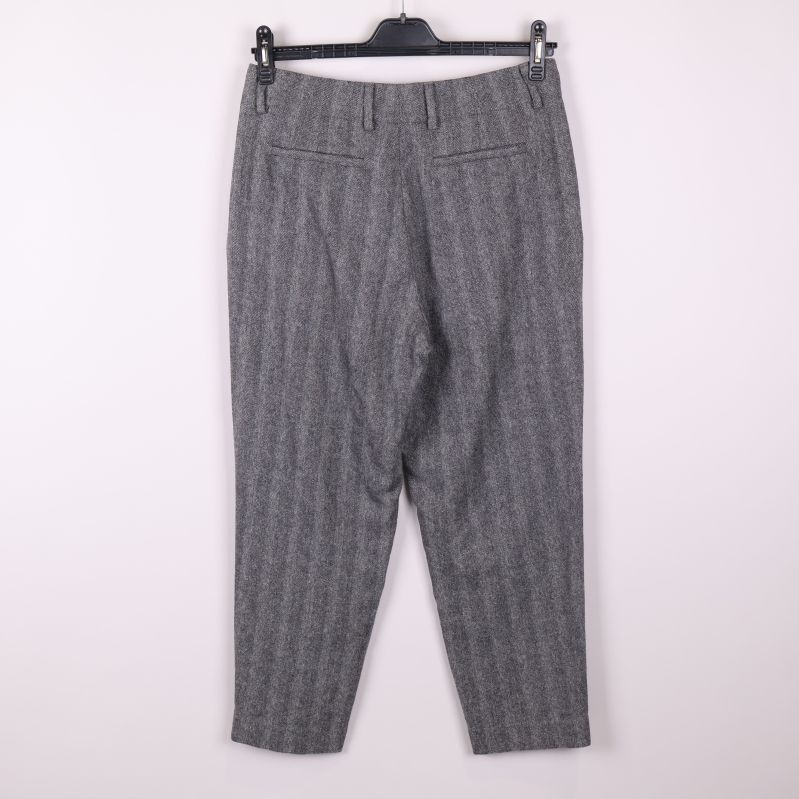 Baksida av grå randiga kostymbyxor med fickor