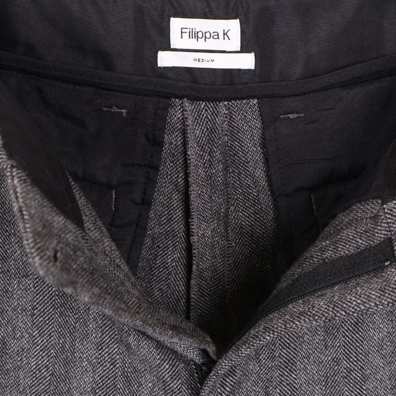 Närbild på linning och etikett Filippa K