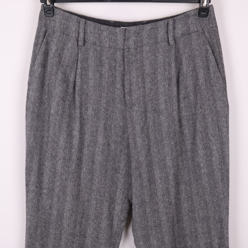 Närbild på midja och fickor på kostymbyxa