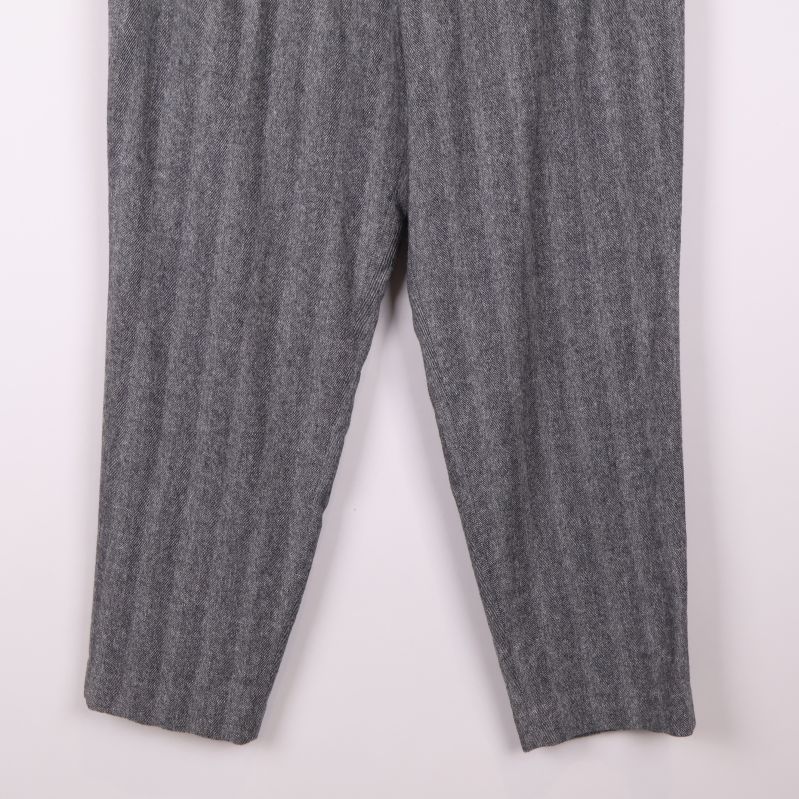 Närbild på ben och avslut på kostymbyxa