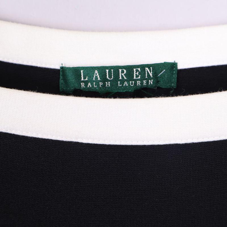 Närbild på grönt märke med texten Lauren Ralph Lauren