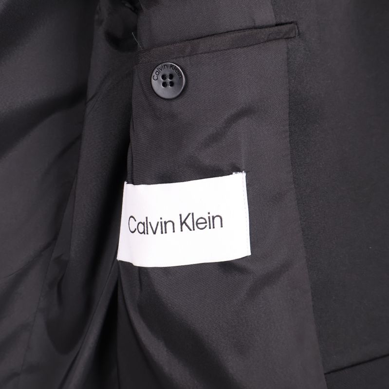 Vit Calvin Klein-etikett på kavajens insida