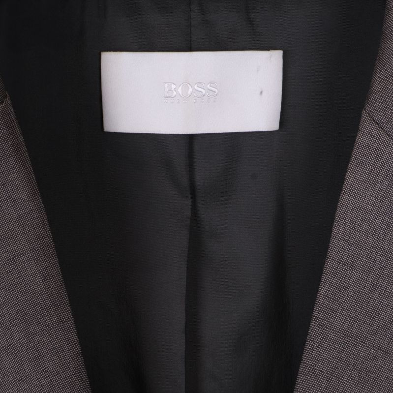 Närbild på BOSS-logotypen på kavajens innerfoder