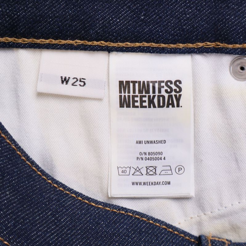 Storleksetikett och Weekday-label inuti jeansen