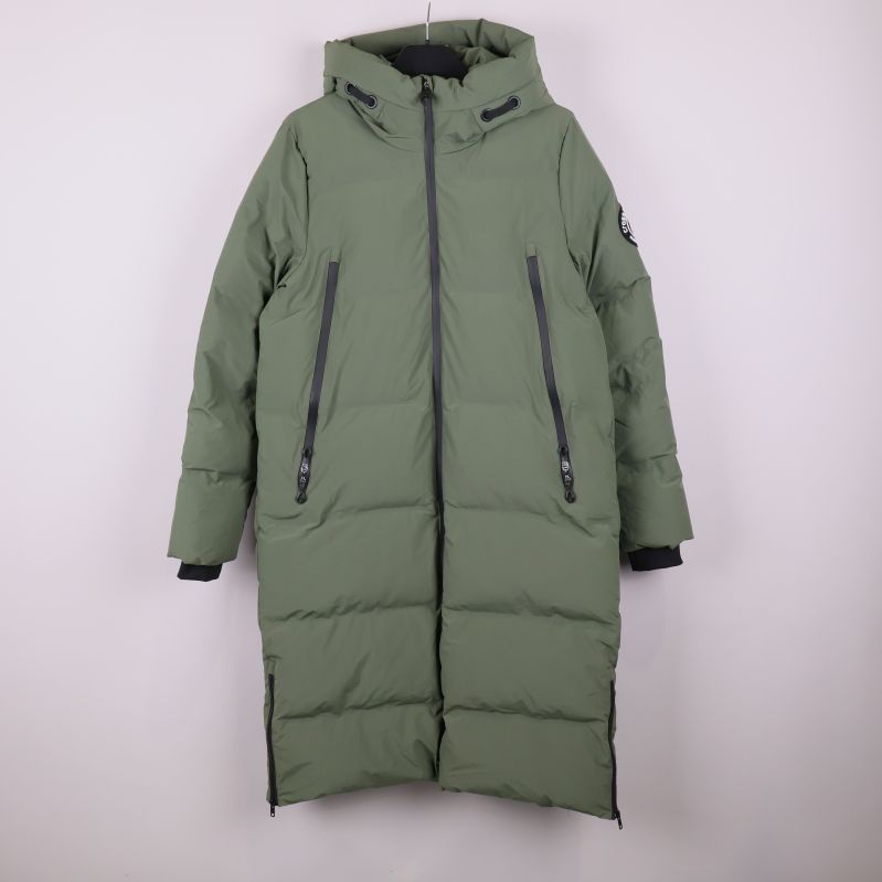 Lång grön parkas med huva framtill