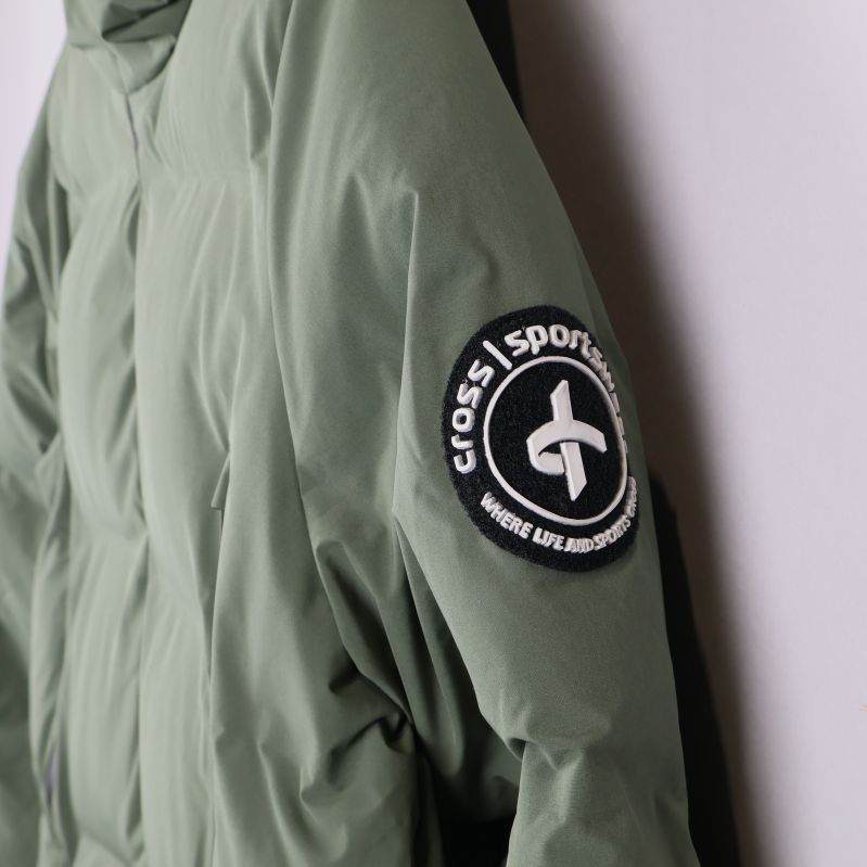 Svart cross sportswear patch på ärmen