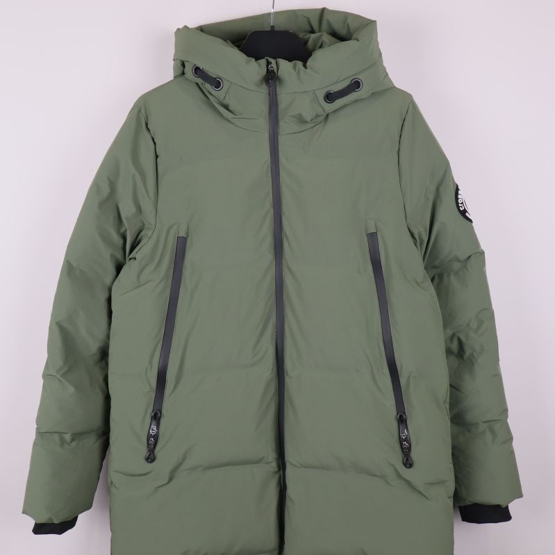 Grön parkas framtill med två dragkedjor