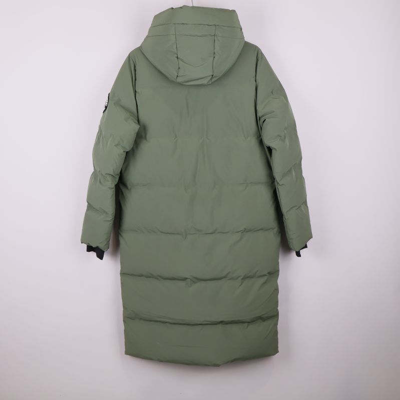 Lång grön parkas med huva bakifrån