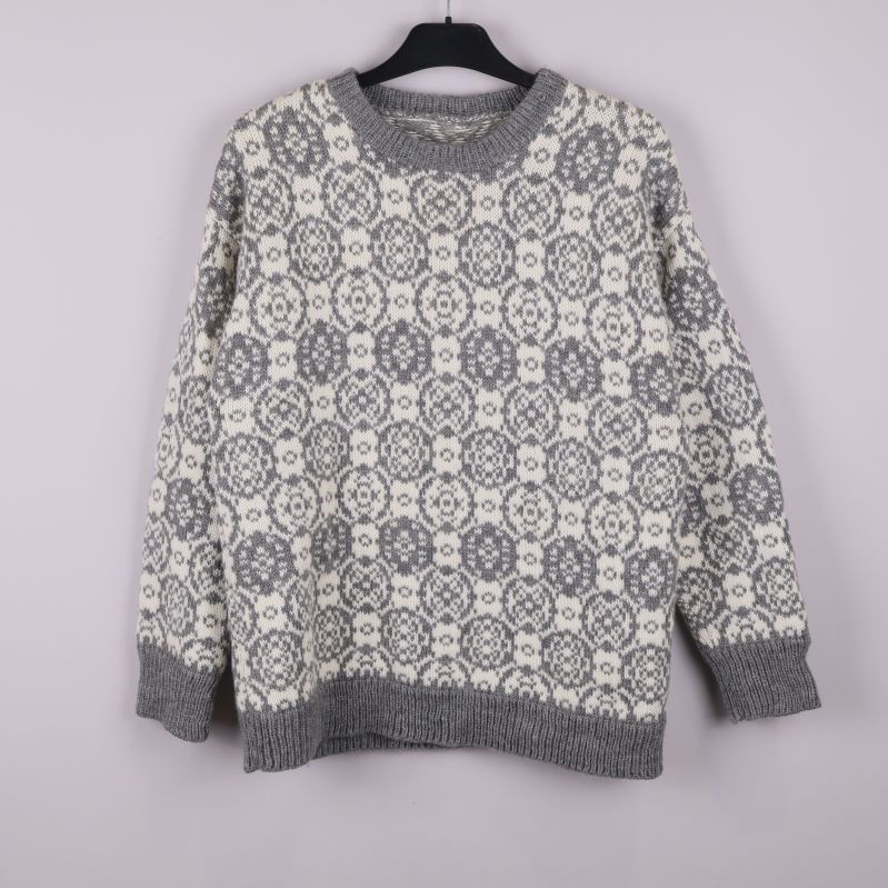 Stickad tröja med rund hals och jacquardmönster framifrån