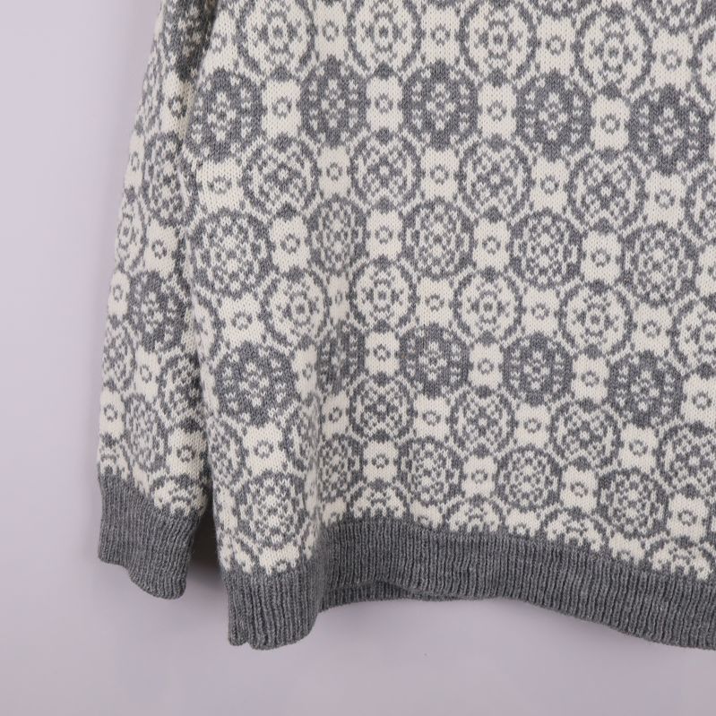 Nedre delen av stickad tröja med ribbad mudd