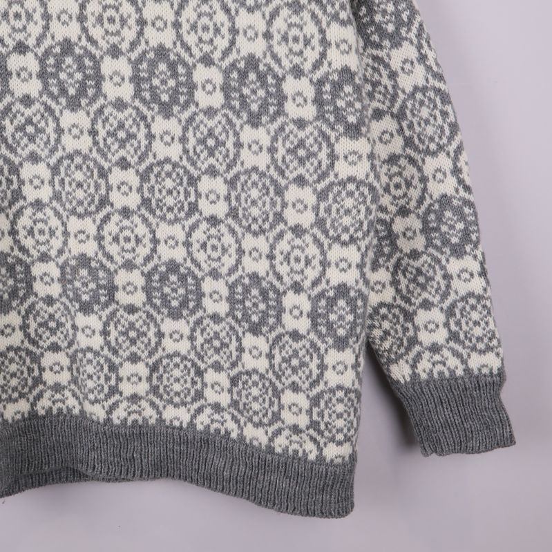 Ärmdetalj på stickad tröja med jacquardmönster