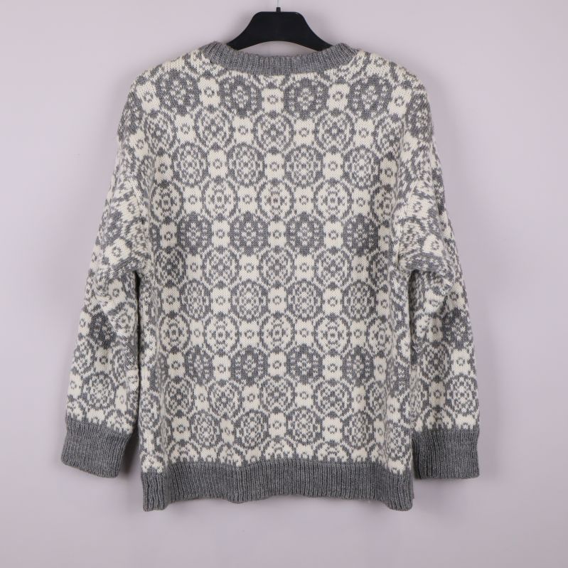 Stickad tröja med jacquardmönster bakifrån