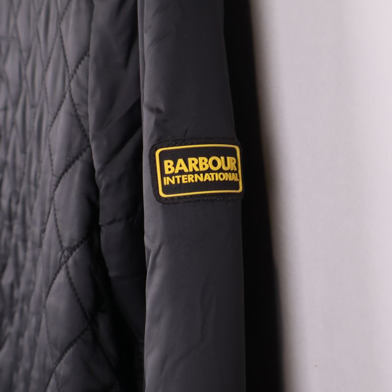 Ärm med Barbour International logotyp i gult