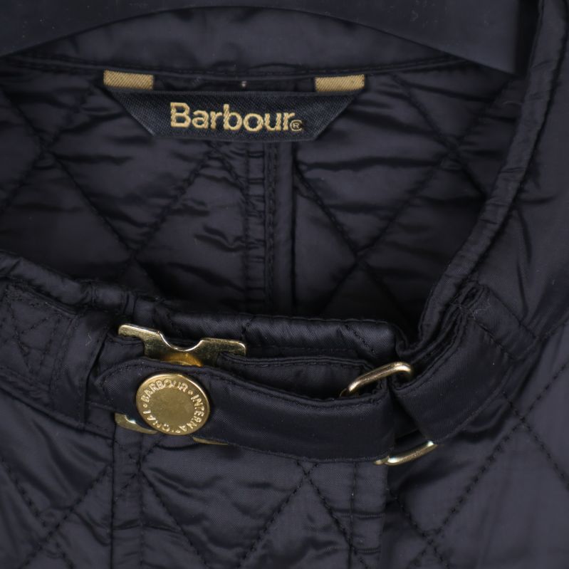 Detalj av Barbourjackans krage och knäppning